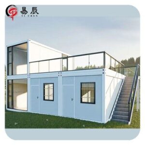 Casa pequeña con contenedor de envío